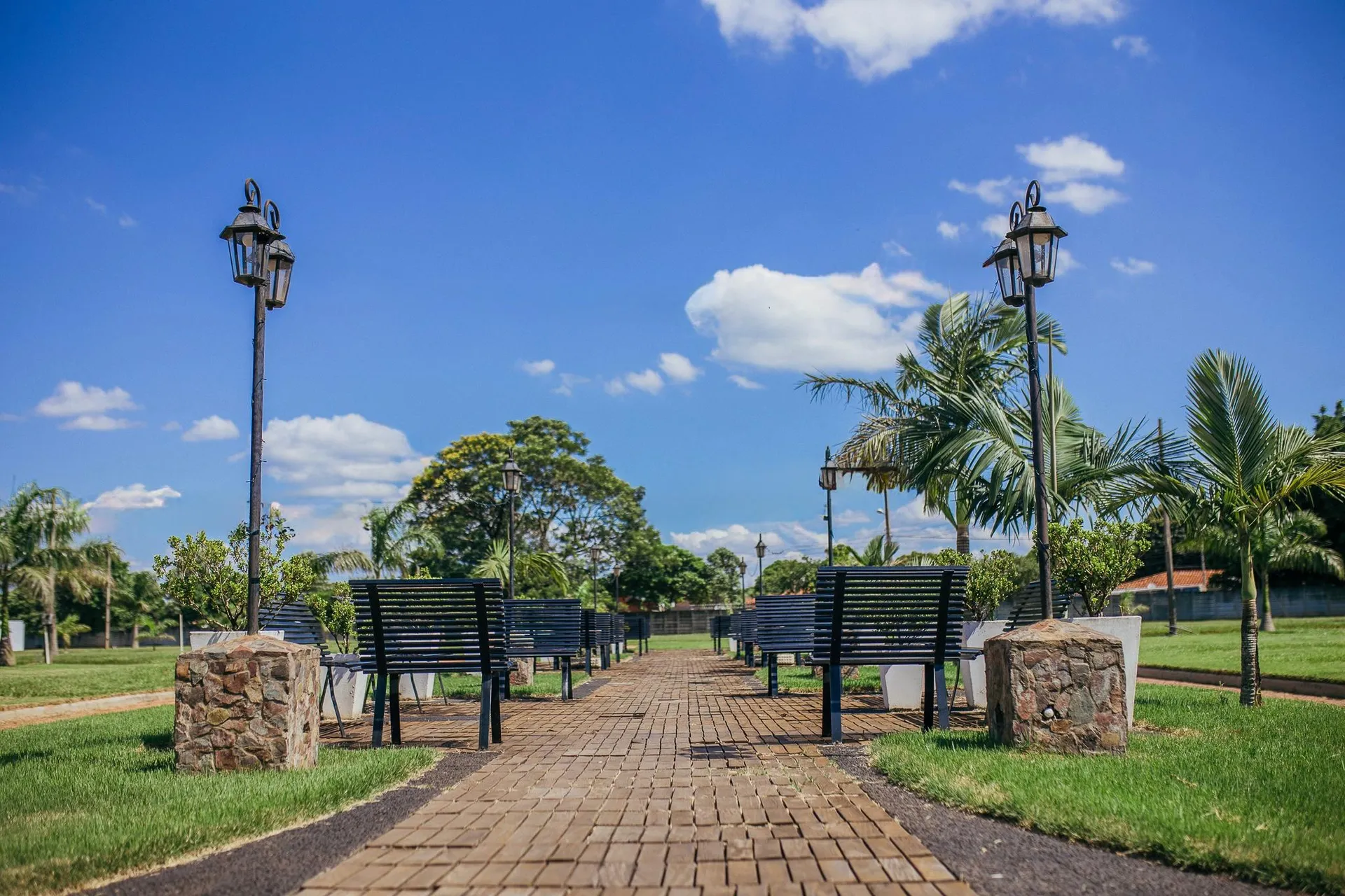 Plaza y paseo central del Barrio Cerrado Las Palmeras